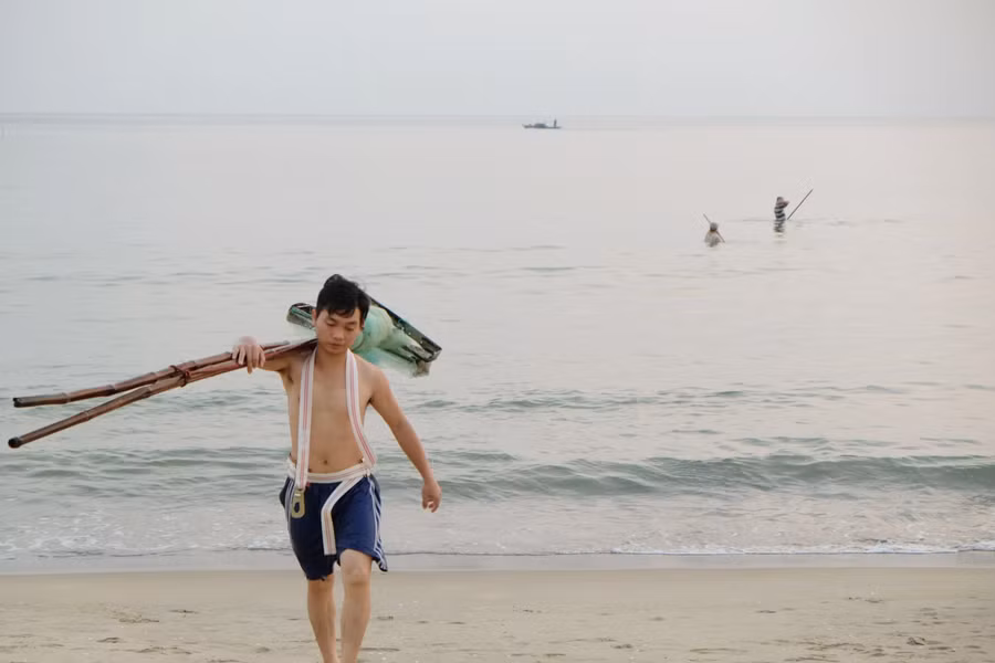 Dụng cụ để cào ốc là một cây sào bằng tre có gắn miếng cào sắt và lưới, được ngư dân tự làm thủ công