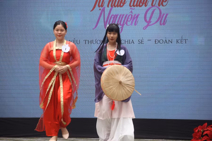 Khoảng 200 học sinh đại diện cho 3 khối tham gia màn hoá trang thành các nhân vật trong Truyện Kiều