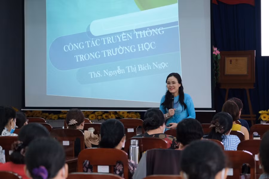 Thạc sĩ Nguyễn Thị Bích Ngọc, Trưởng Ban Truyền thông Trường Đại học Quốc tế (ĐHQG TPHCM) trao đổi cùng cán bộ, giáo viên.