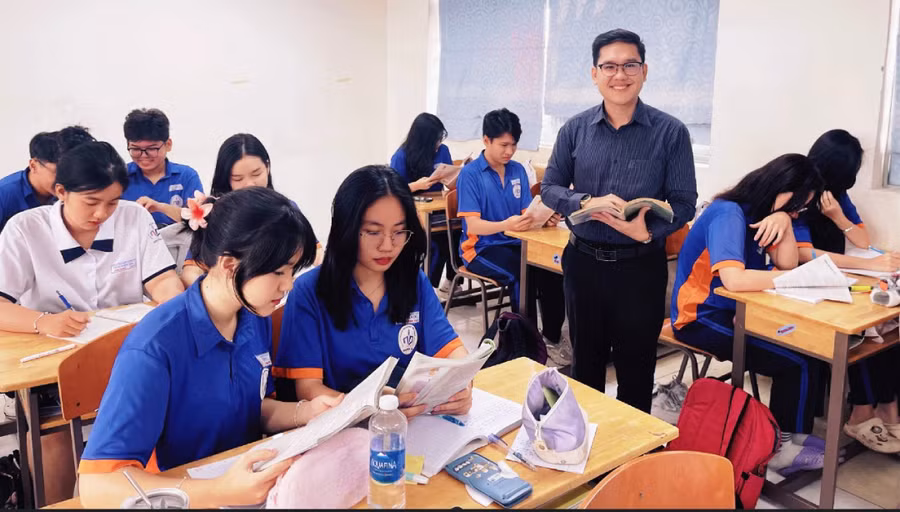 Thầy Võ Minh Nghĩa - Trường THPT Nguyễn Du (TPHCM) trong giờ ôn tập cho học sinh. Ảnh: NVCC