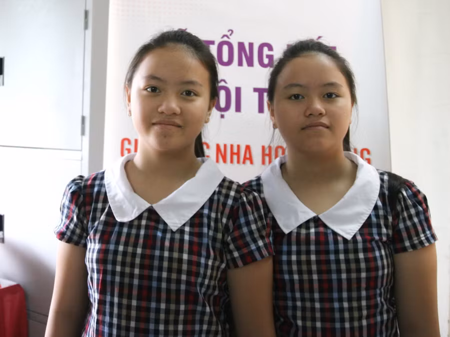 Hai chị em song sinh Lê Thị Khánh Huyền và Lê Thị Ngọc Huyền cùng nắm tay nhau nhận giải Hai chị em song sinh Lê Thị Khánh Huyền và Lê Thị Ngọc Huyền cùng nắm tay nhau nhận giải