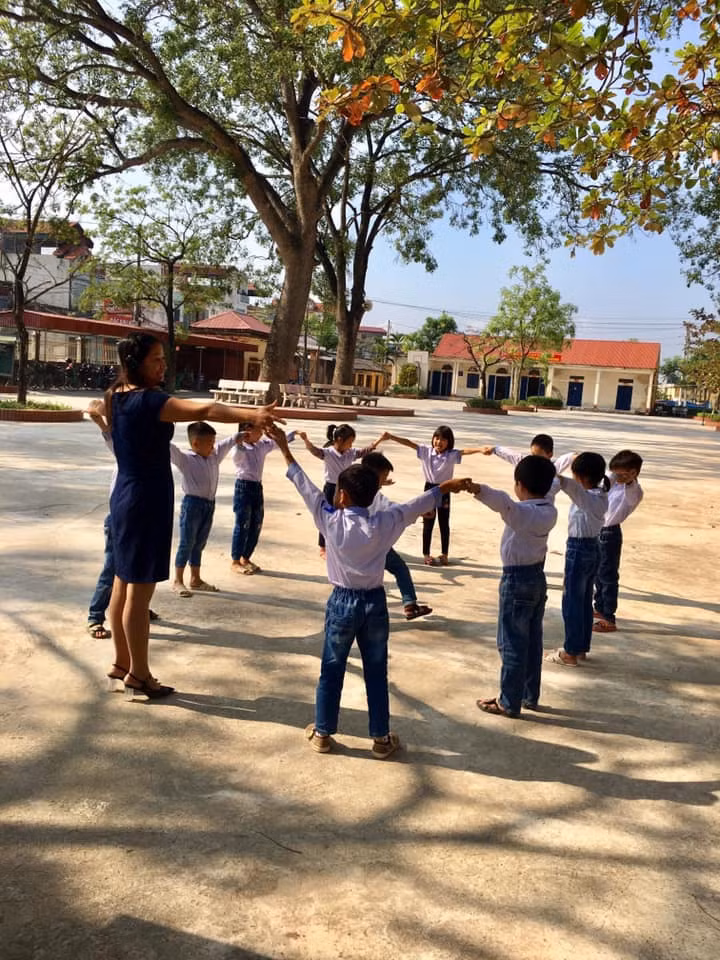 Cô Lê Thị Nếp và học trò (ảnh chụp trước khi có dịch Covid-19)