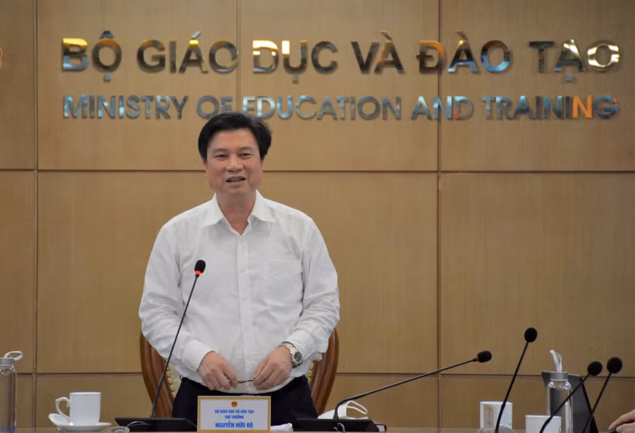 Thứ trưởng Bộ GD&ĐT Nguyễn Hữu Độ phát biểu tại hội nghị.