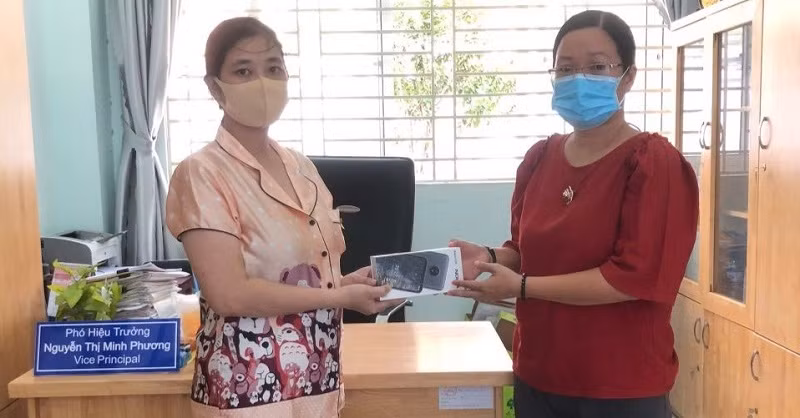 Ban giám hiệu Trường Tiểu học Bông Sao, Quận 8 (TP Hồ Chí Minh) động viên và hỗ trợ thiết bị cho giáo viên khó khăn. Ảnh: NTCC