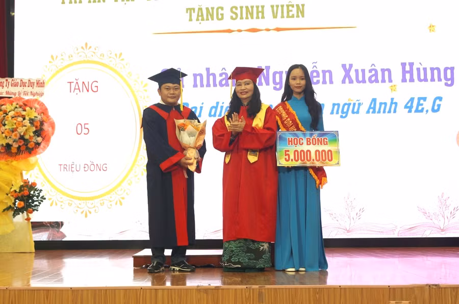 Tân cử nhân đóng góp vào quỹ học bổng của nhà trường. Tân cử nhân đóng góp vào quỹ học bổng của nhà trường.