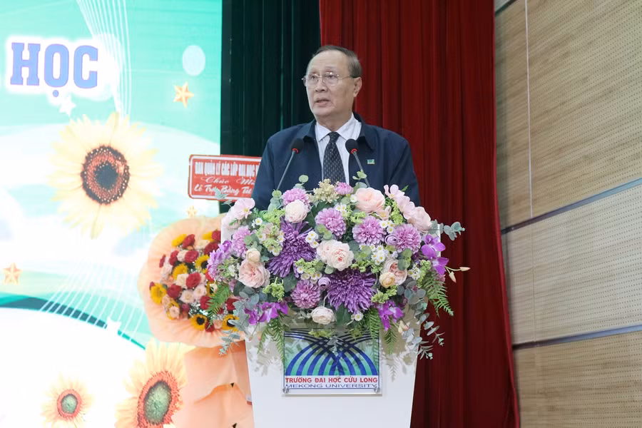 TS Nguyễn Thanh Dũng, Phó Hiệu trưởng Trường ĐH Cửu Long phát biểu tại buổi lễ.