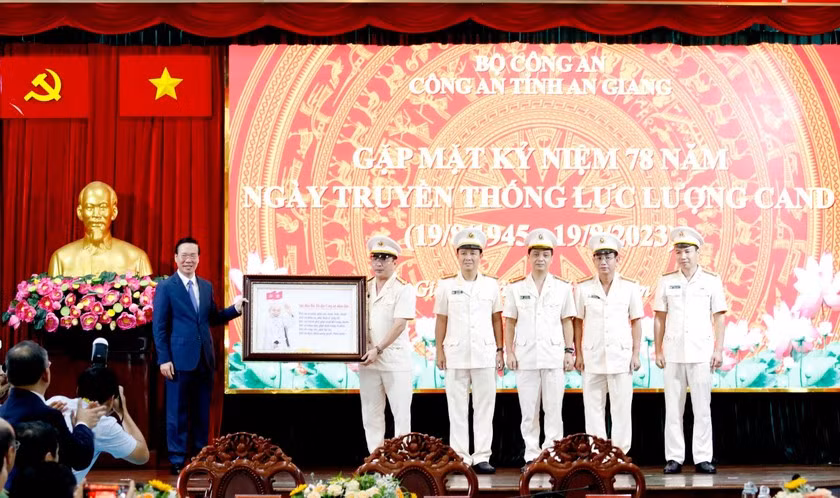 Chủ tịch nước Võ Văn Thưởng tặng quà lưu niệm Công an tỉnh An Giang.