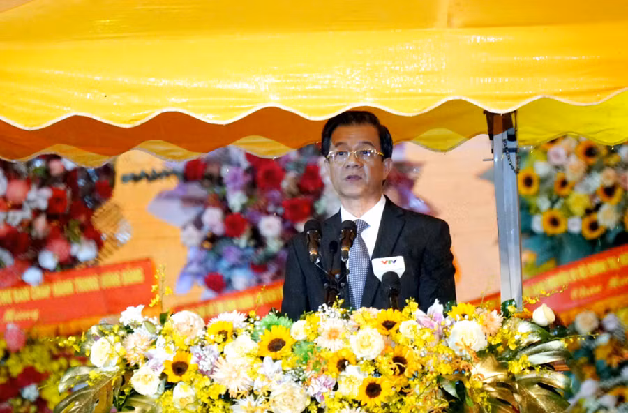 Ông Lê Hồng Quang, Bí thư Tỉnh ủy An Giang đọc diễn văn buổi lễ. Ông Lê Hồng Quang, Bí thư Tỉnh ủy An Giang đọc diễn văn buổi lễ.
