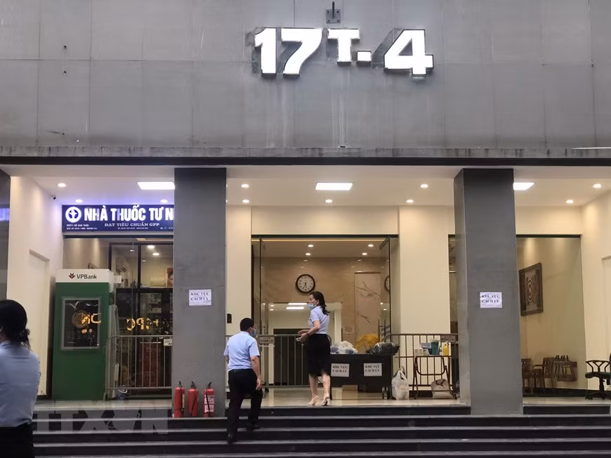 Tòa nhà 17T4 khu đô thị Trung Hòa - Nhân Chính, nơi ở của nhân viên Tổng cục Thuế nghi mắc COVID-19 đã được phong tỏa từ sáng cùng ngày. (Ảnh: Hoàng Hiếu/TTXVN).