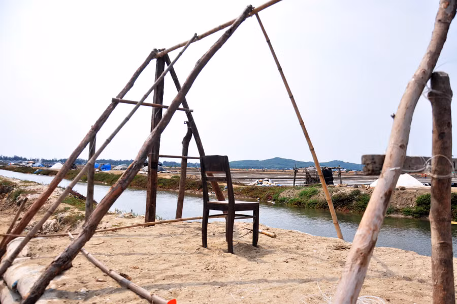 Đồng muối Sa Huỳnh hoang vắng, lều trại trống hoác. Ông Nguyễn Quang Thành (ngụ xã Phổ Thạnh) than thở, làm muối vất vả tốn nhiều công sức, nhưng bán 20 kg không mua nổi tô bún thì làm sao nuôi sống nổi gia đình. "Giá rẻ mạt nên nhiều hộ diêm dân bỏ hoang ruộng, phụ nữ chuyển sang bóc vỏ tôm thuê cho các cơ sở thủy sản, đàn ông lên núi chẻ đá kiếm sống qua ngày", ông Kim bộc bạch. Đồng muối Sa Huỳnh hoang vắng, lều trại trống hoác. Ông Nguyễn Quang Thành (ngụ xã Phổ Thạnh) than thở, làm muối vất vả tốn nhiều công sức, nhưng bán 20 kg không mua nổi tô bún thì làm sao nuôi sống nổi gia đình. "Giá rẻ mạt nên nhiều hộ diêm dân bỏ hoang ruộng, phụ nữ chuyển sang bóc vỏ tôm thuê cho các cơ sở thủy sản, đàn ông lên núi chẻ đá kiếm sống qua ngày", ông Kim bộc bạch.
