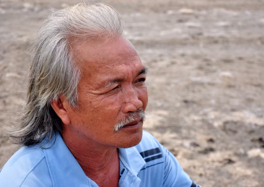Ngồi thẫn thờ bên đồng ruộng bỏ hoang, ông Trần Ngọc Thạch (ngụ xã Phổ Thạnh) cho hay, giá muối rớt giá liên tục nên gia đình đành bỏ hoang 3.000 m2 ruộng để thời gian làm việc khác cải thiện thu nhập. "Gắn bó với nghề làm muối hơn 40 năm qua, đây là năm đầu tiên gia đình tôi bỏ hoang ruộng với diện tích lớn thế này", ông Thạch buồn bã tâm sự. Ngồi thẫn thờ bên đồng ruộng bỏ hoang, ông Trần Ngọc Thạch (ngụ xã Phổ Thạnh) cho hay, giá muối rớt giá liên tục nên gia đình đành bỏ hoang 3.000 m2 ruộng để thời gian làm việc khác cải thiện thu nhập. "Gắn bó với nghề làm muối hơn 40 năm qua, đây là năm đầu tiên gia đình tôi bỏ hoang ruộng với diện tích lớn thế này", ông Thạch buồn bã tâm sự.