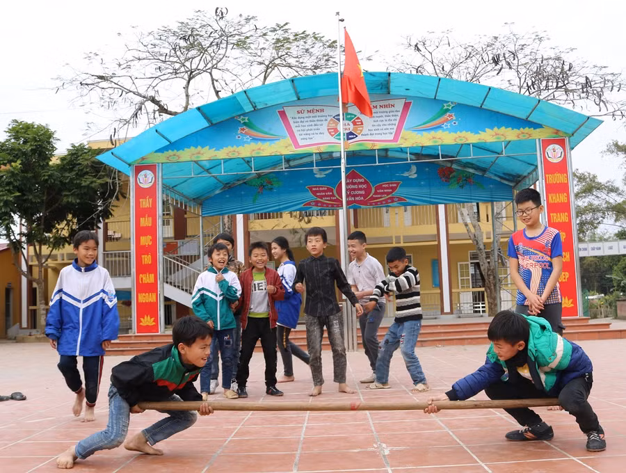 Học trò trường TH - THCS Hồng Việt (Hòa An, Cao Bằng) hào hứng với hoạt động ngoài trời 