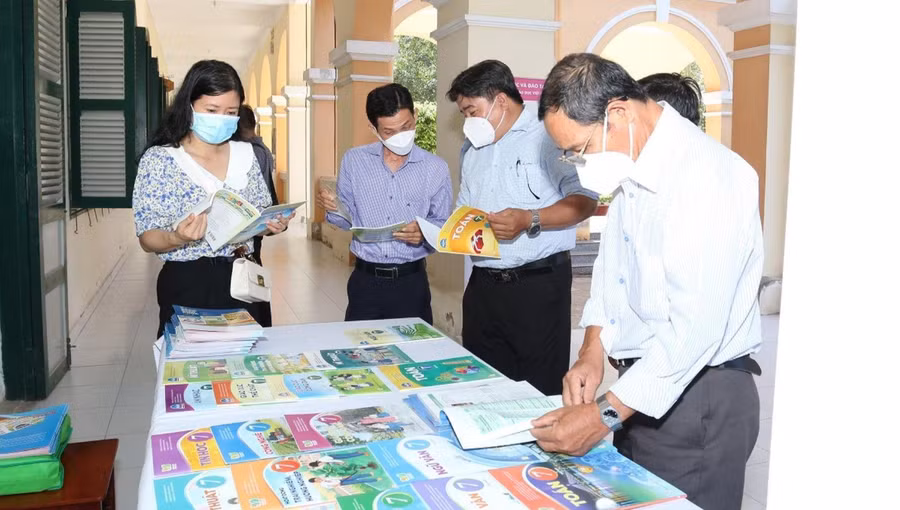Cán bộ, giáo viên Tiền Giang tham gia tập huấn SGK Chương trình GDPT mới. 