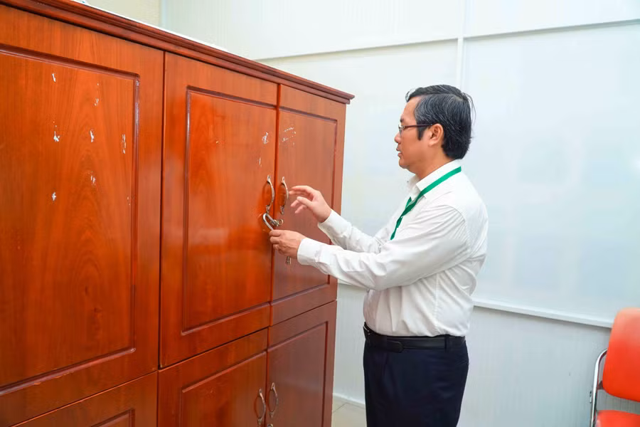 Thứ trưởng Nguyễn Văn Phúc kiểm tra tủ chứa đề thi.