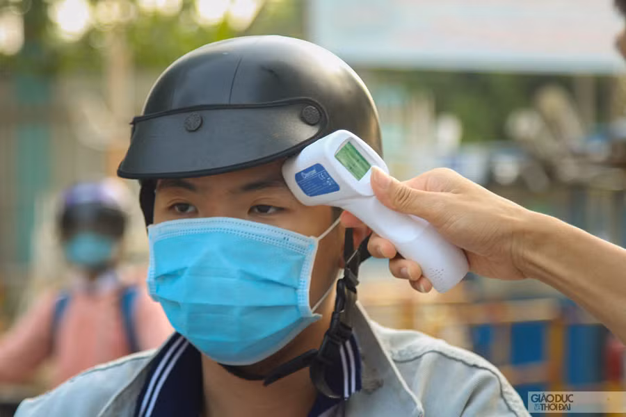 Hơn 4.000 học sinh Trường Tiểu học, THCS ,THPT Đinh Tiên Hoàng đã thực hiện đo thân nhiệt đầy đủ.