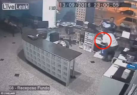 Bo dung tim vi con trai moi sinh bi roi ra khoi noi ngay o quay thu ngan benh vien - Anh 3