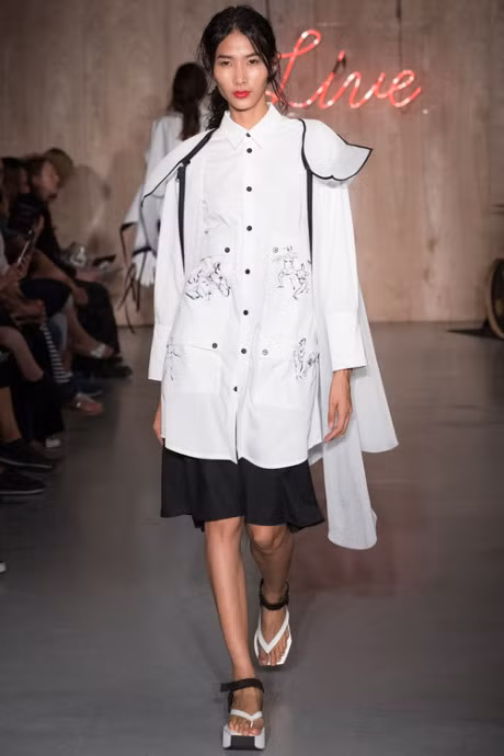 Hoang Thuy lo nguc khi catwalk o Tuan le Thoi trang London - Anh 3