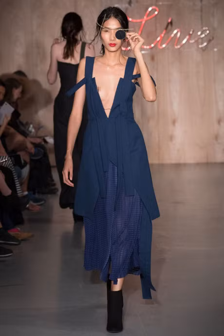 Hoang Thuy lo nguc khi catwalk o Tuan le Thoi trang London - Anh 2