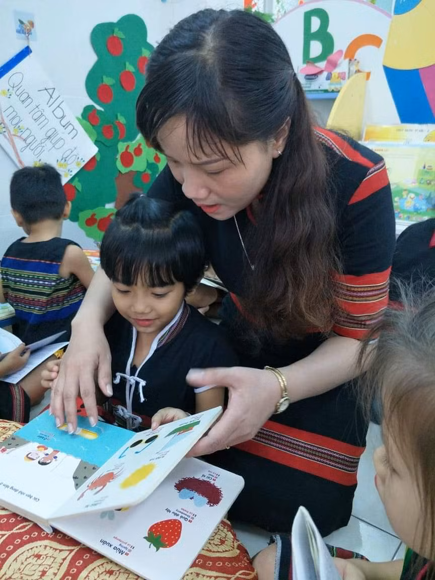 Cô giáo Thu tổ chức nhiều hoạt động dạy học để giúp trẻ là HS con em đồng bào Cơ Tu tự tin giao tiếp bằng tiếng Việt, có vốn từ phong phú để học tốt ở bậc Tiểu học