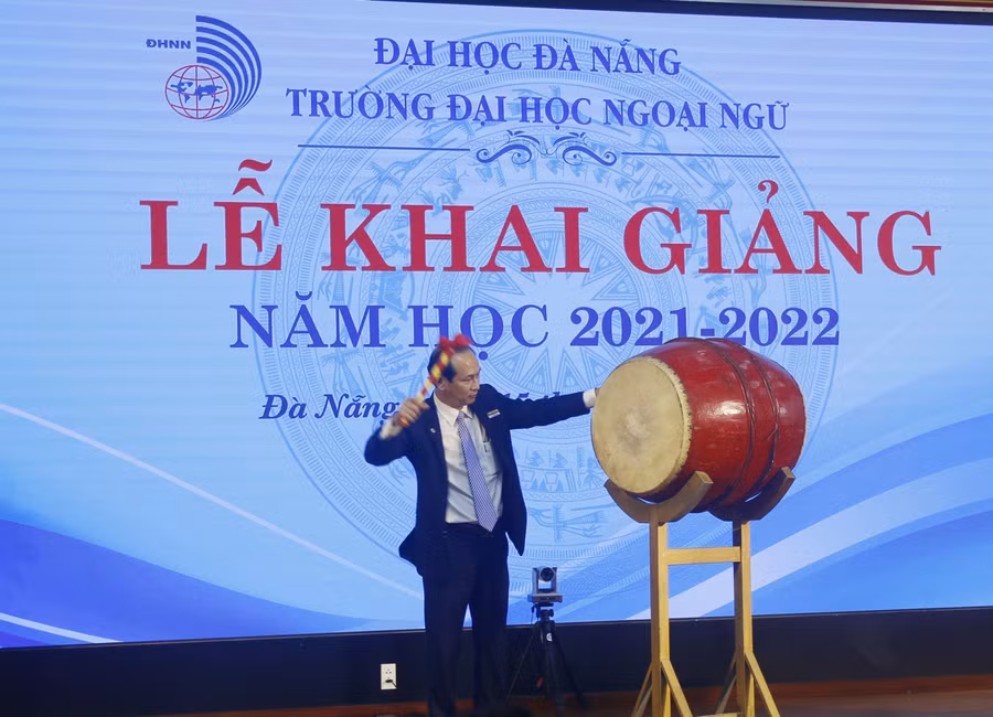 PGS.TS Trần Hữu Phúc - Hiệu trưởng Trường ĐH Ngoại ngữ, ĐH Đà Nẵng đánh trống khai giảng năm học 2021 - 2022