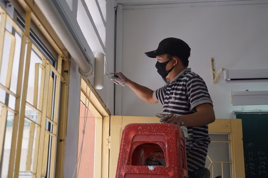 Trường THCS Minh Đức (Quận 1, TPHCM) sơn sửa lại phòng học. Ảnh: Mạnh Tùng