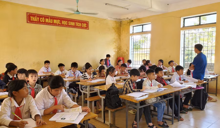 Trường THCS Giao Thiện - nơi học tập của gần 300 học sinh nhưng cả 2 dãy phòng học cấp 4A đã xuống cấp. Trường THCS Giao Thiện - nơi học tập của gần 300 học sinh nhưng cả 2 dãy phòng học cấp 4A đã xuống cấp.
