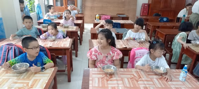 Bữa ăn bán trú của học sinh Trường Tiểu học Lê Đình Chinh (quận Hải Châu, TP Đà Nẵng). Ảnh: NTCC