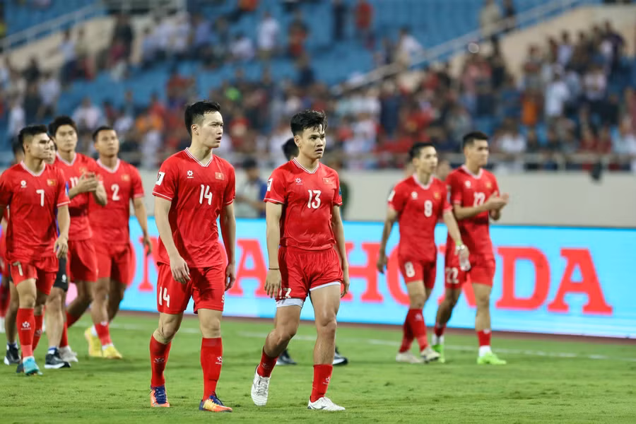Các cầu thủ Việt Nam sau trận thua Indonesia tại Mỹ Đình. Ảnh: INT.