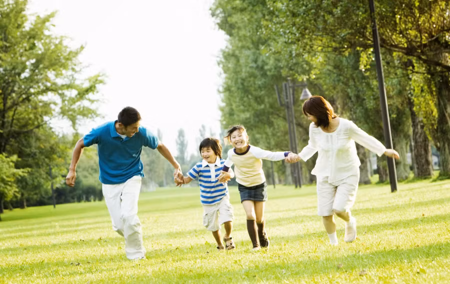 Giữ lời hứa với con trẻ chính là dạy chúng cách ứng xử phù hợp với lời nói và việc làm.
