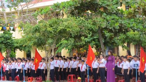 HS Trường Tiểu học Trần Quý Cáp (TP Tam Kỳ) chào cờ trong buổi lễ khai giảng năm học 2020 - 2021