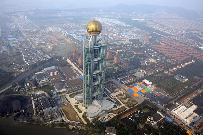 Huaxi, “Ngôi làng giàu nhất Trung Quốc”: Với chiều cao 329 m, Zengdi Kongzhong New Village là tòa nhà cao thứ 59 thế giới, nằm ở làng Huaxi, phía đông thành phố Giang Âm. Đây được mệnh danh là “ngôi làng giàu nhất Trung Quốc”, với nguồn thu chủ yếu từ khai thác sắt và công nghiệp dệt. Tất cả người dân ở đây đều được hưởng chăm sóc y tế miễn phí, người trưởng thành được nhận xe hơi, nhà cửa và cổ phần.