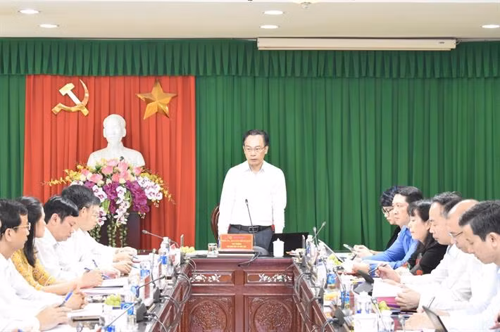 Thứ trưởng Hoàng Minh Sơn phát biểu khi khảo sát 10 năm thực hiện Nghị quyết 29 tại Trường Đại học Hồng Đức.