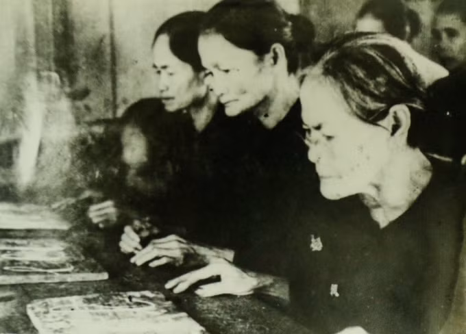 Các bà, các mẹ ở tỉnh Sa Đéc (khu vực Đồng Tháp ngày nay) đi học chữ trong kháng chiến chống pháp. Ảnh: Bảo tàng Lịch sử Quốc gia. Các bà, các mẹ ở tỉnh Sa Đéc (khu vực Đồng Tháp ngày nay) đi học chữ trong kháng chiến chống pháp. Ảnh: Bảo tàng Lịch sử Quốc gia.