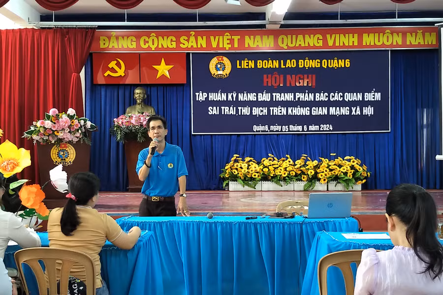 Thời đại 4.0, MXH len lỏi vào tận phòng ngủ, đặt ra yêu cầu quan trọng cho cộng đồng mạng, sao cho sử dụng mà không lạm dụng. Thời đại 4.0, MXH len lỏi vào tận phòng ngủ, đặt ra yêu cầu quan trọng cho cộng đồng mạng, sao cho sử dụng mà không lạm dụng.
