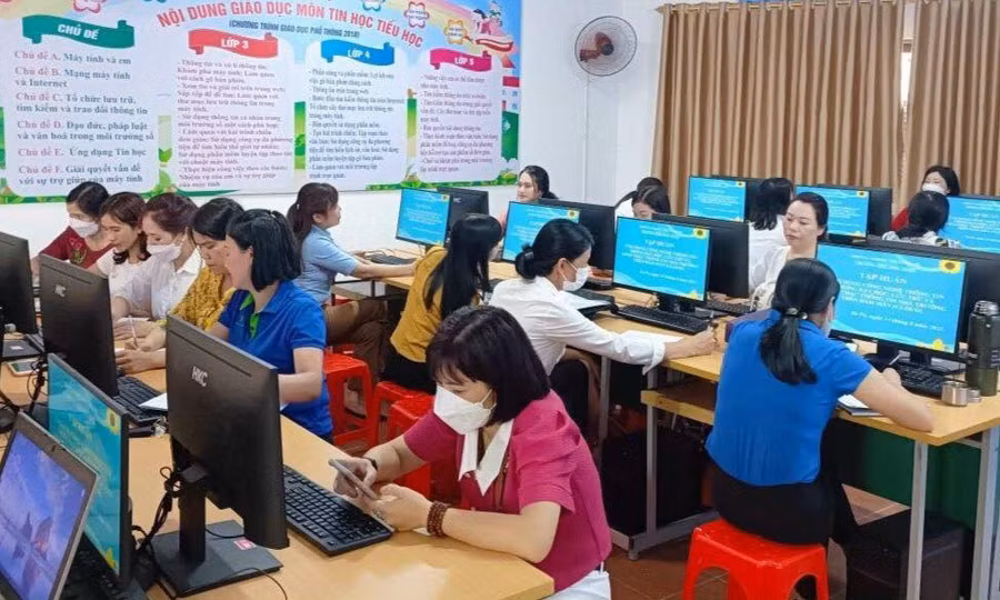 Bồi dưỡng giáo viên triển khai Chương trình GDPT mới tại Trường Tiểu học Sa Pa (Lào Cai). Bồi dưỡng giáo viên triển khai Chương trình GDPT mới tại Trường Tiểu học Sa Pa (Lào Cai).