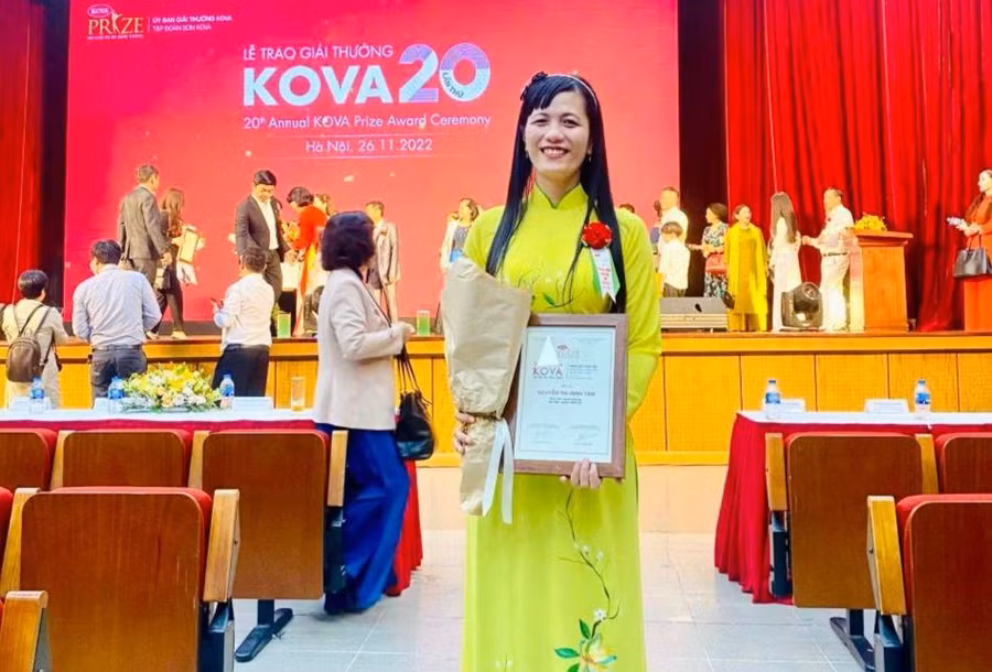 Cô Minh Tâm vinh dự nhận Giải thưởng KOVA năm 2022 ở hạng mục “Sống đẹp”. Cô Minh Tâm vinh dự nhận Giải thưởng KOVA năm 2022 ở hạng mục “Sống đẹp”.
