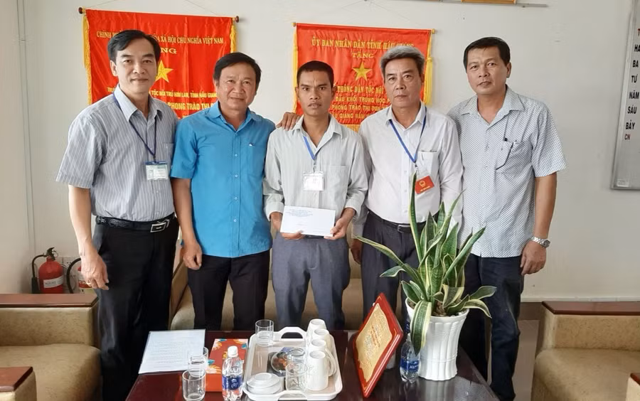 Ông Võ Quốc Thoại (thứ hai từ trái qua) trao quà Tết cho nhà giáo. Ảnh: NVCC