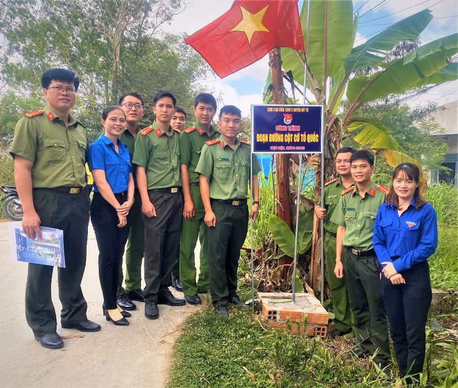 Công trình “Đoạn đường cột cờ Tổ quốc” góp phần xây dựng nông thôn mới. Công trình “Đoạn đường cột cờ Tổ quốc” góp phần xây dựng nông thôn mới.