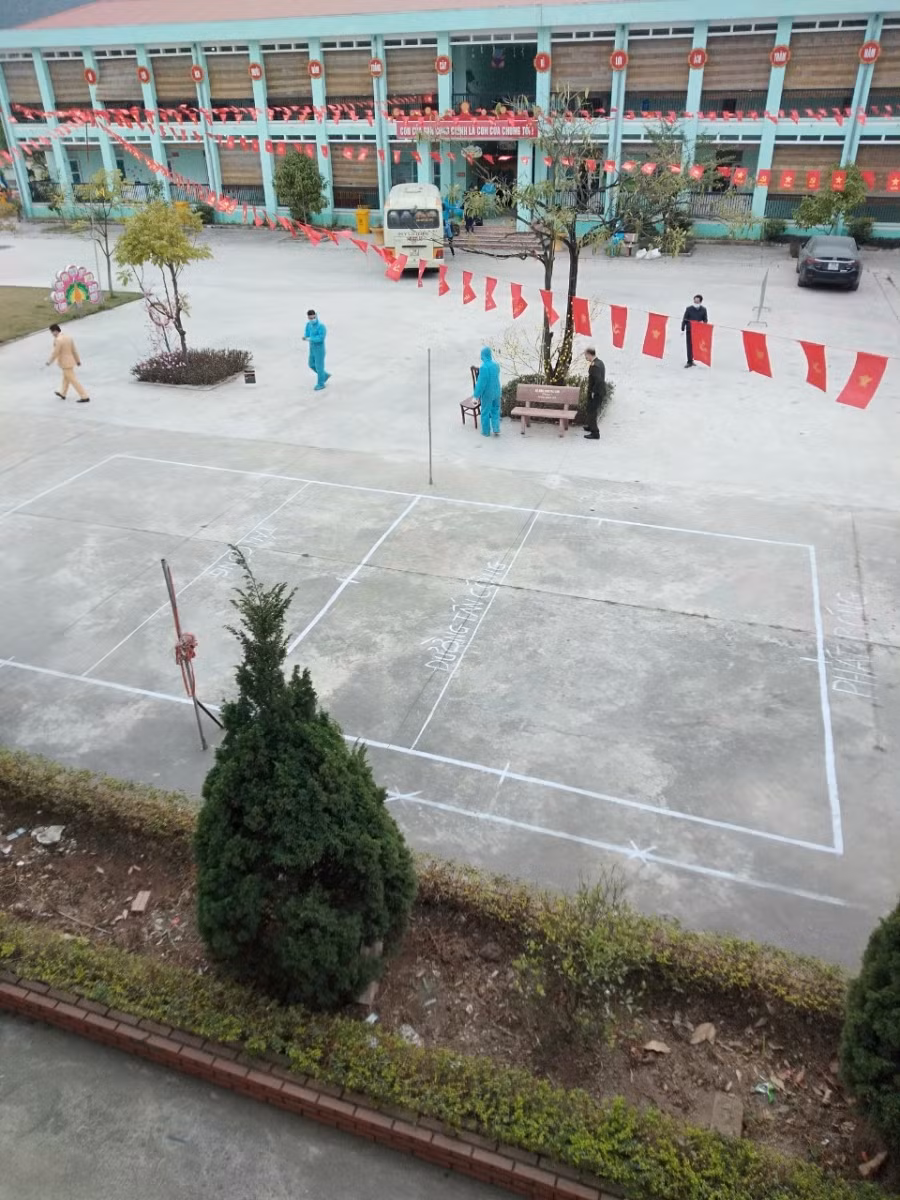 Sân Trường mầm non Phạm Thái, nơi được chọn làm khu vực cách ly.