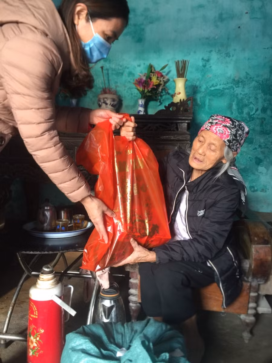 Những món quà nhân ái được trao đến tận tay người già khó khăn trong xã An Vũ, Quỳnh Phụ, Thái Bình.