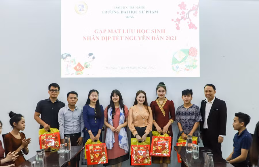 Đại diện Lãnh đạo Trường ĐH Sư phạm – ĐH Đà Nẵng, phòng Công tác sinh viên tặng quà và chúc Tết sinh viên Lào đang học tập tại trường.