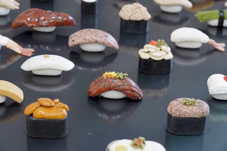 Món sushi làm bằng đá nhưng trông như thật.