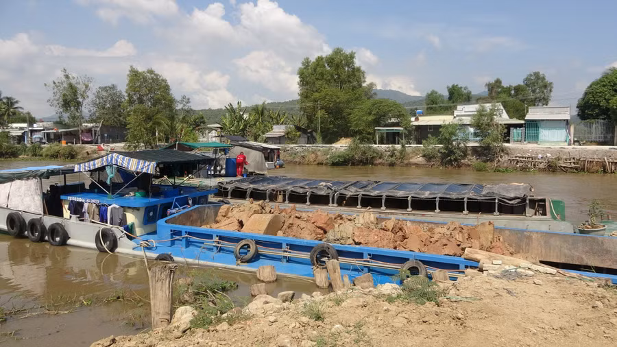 An Giang bắt quả tang 10 người đàn ông khai thác, vận chuyển đất trái phép.