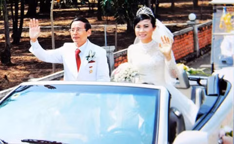 Đại gia Lê Ân trong ngày cưới với người vợ thứ sáu Đại gia Lê Ân trong ngày cưới với người vợ thứ sáu