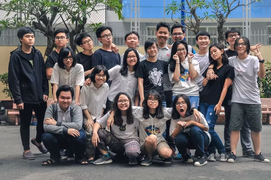 Võ Minh Quân (đứng hàng trên cùng đứng thứ 3 từ trái qua) chụp ảnh cùng các bạn 12 chuyên Hóa
