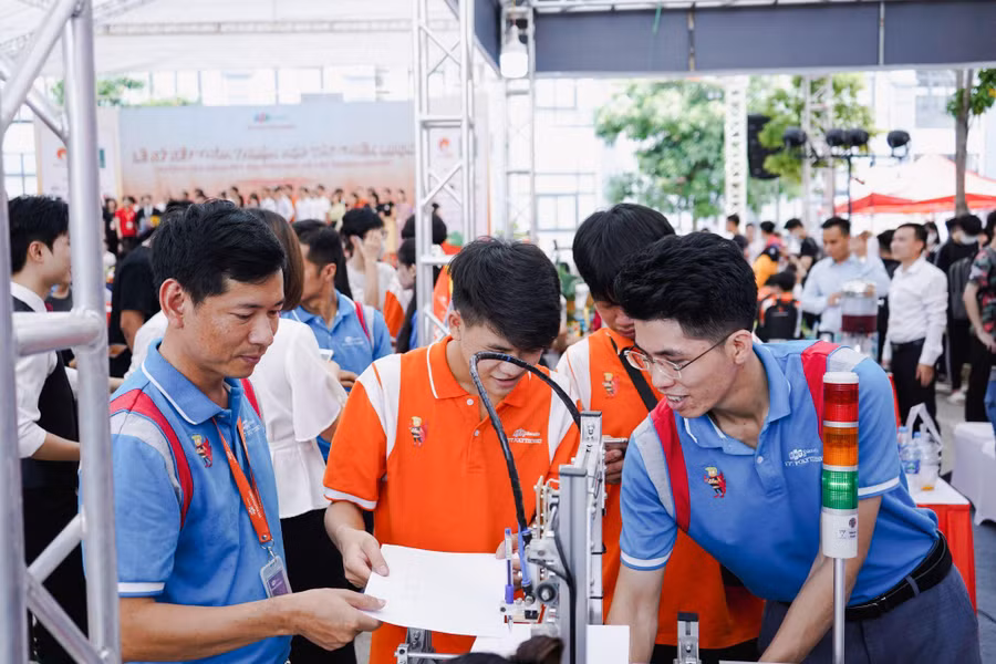 Gian hàng của bộ môn cơ khí tại sự kiện.