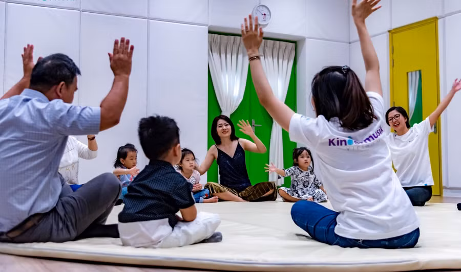 Trẻ tham gia các hoạt động tại Kindermusik Việt Nam.