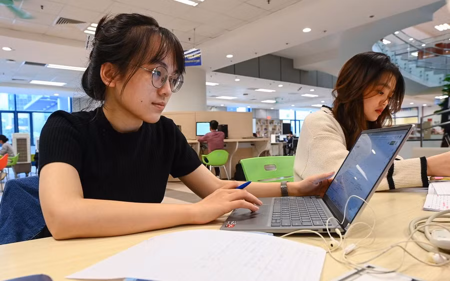 Sinh viên Trường ĐH Kinh tế Quốc dân học tại thư viện. Ảnh: INT