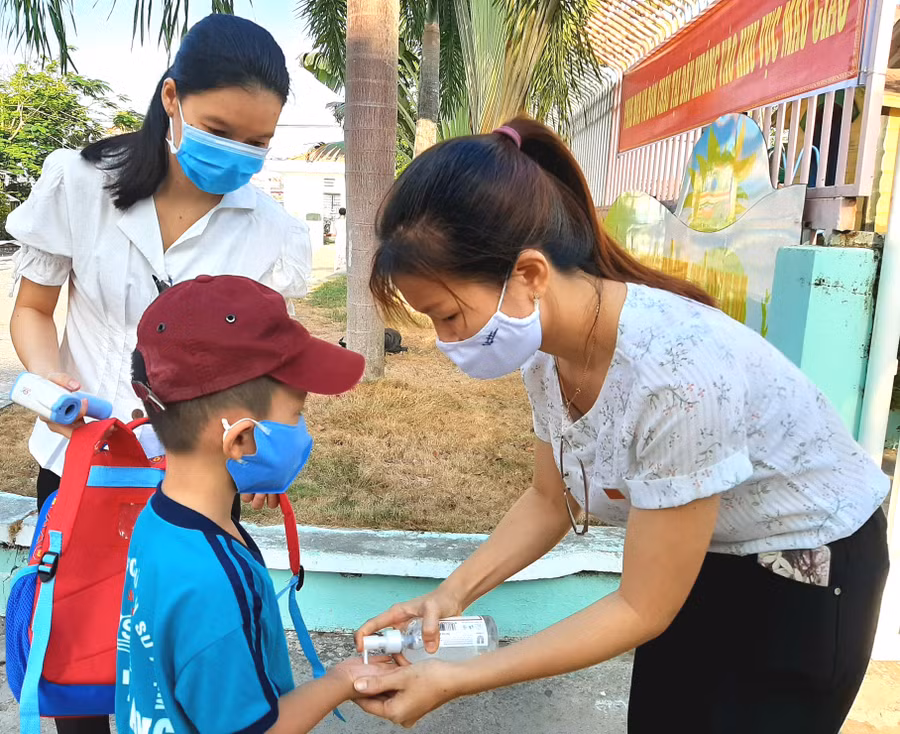 Công tác phòng chống dịch Covid-19 sau kỳ nghỉ lễ được ngành Giáo dục, nhà trường đặc biệt quan tâm. Công tác phòng chống dịch Covid-19 sau kỳ nghỉ lễ được ngành Giáo dục, nhà trường đặc biệt quan tâm.