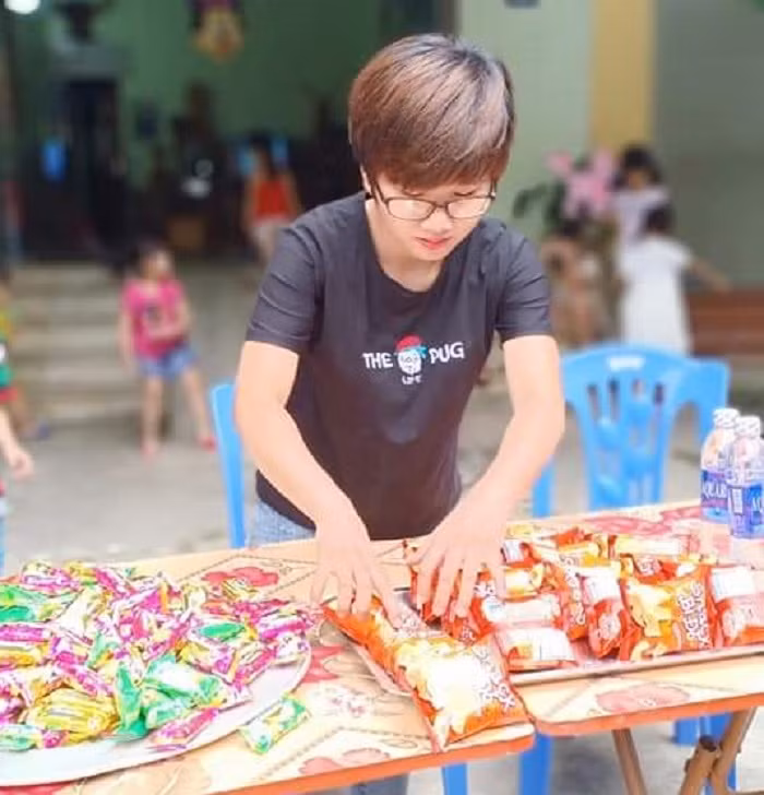 Cô Nguyễn Thị Dung trong một lần tham gia hoạt động thiện nguyện. Ảnh: NVCC